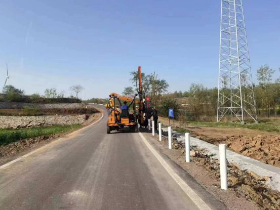 竞技宝电竞首页：农村公路护栏“护”好乡村振兴路(图2)