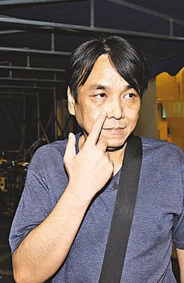 香港醉汉抢的士开车撞上护栏 癌症晚期路人劝阻被打伤