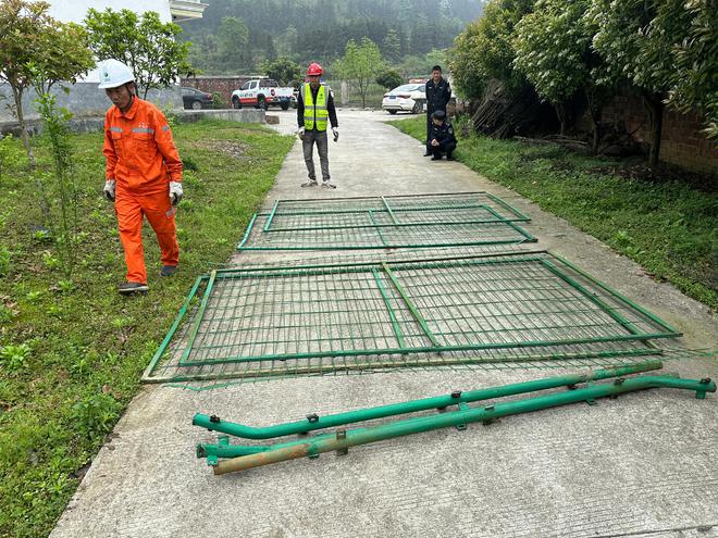 竞技宝电竞首页：新邵县坪上镇：高速护栏安全隐患查漏补缺为安全护航(图2)