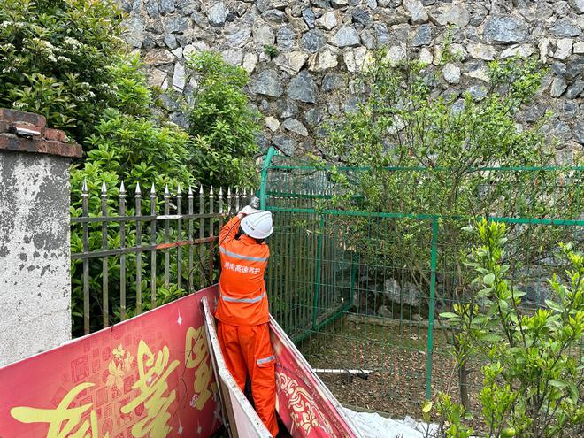 竞技宝电竞首页：新邵县坪上镇：高速护栏安全隐患查漏补缺为安全护航(图3)